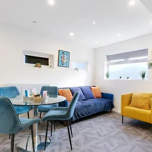 Kings House Hayes, West London A , Northolt (Greater London) United Kingdom